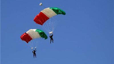 پرواز چتربازان با پرچم ایران بر فراز میدان آزادی تهران