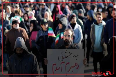 پخش اذان ظهر در مسیر بازگشت راهپیمایان تهران مقابل دانشگاه صنعتی شریف