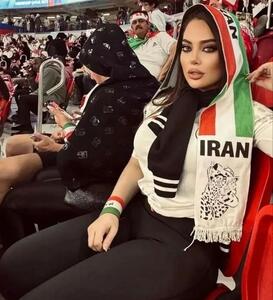 عکس/ هوادار جذاب زن ایرانی با پرچم ایران با طرح یوز | اقتصاد24