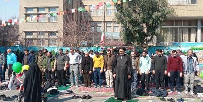 خبرگزاری فارس - اقامه نماز ظهر در حاشیه جشن 45 سالگی انقلاب + عکس