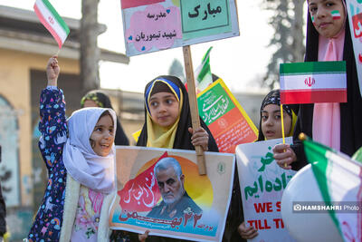 تصاویر حضور دهه نودی ها در راهپیمایی 22 بهمن شهر آمل