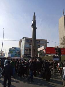 نمایش موشک «قیام» در مسیر راهپیمایی ۲۲ بهمن در تهران