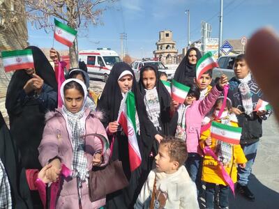 فریاد مرگ بر آمریکای مردم روستای حسن رباط در راهپیمایی ۲۲ بهمن