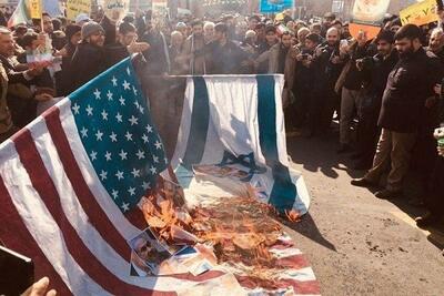 آغاز راهپیمایی ۲۲ بهمن در بافق با آتش زدن پرچم صهیونیست‌ها