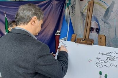 حضور رئیس سازمان انتقال خون و مدیر عامل بیمه سلامت ایران در غرفه‌های وزارت بهداشت