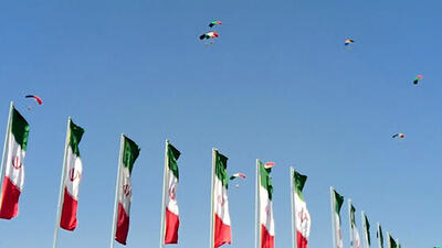 اجرای عملیات فرود توسط چتربازان نیروهای مسلح بر فراز میدان آزادی تهران