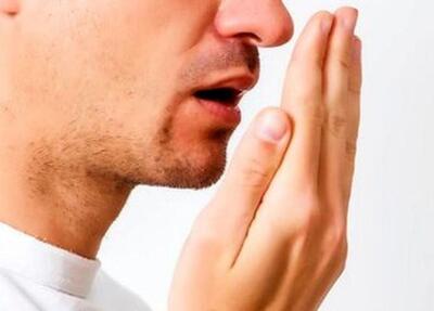 ۱۰ راهکار ساده برای رفع بوی بد دهان (اینفوگرافی)
