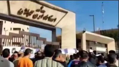 تجمع کارگران فولاد خزر در اعتراض به تعطیلی کارخانه