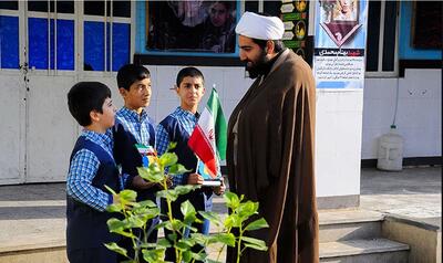 مدیرکل آموزش و پرورش استان قم: طلاب و روحانیون پویش «رأی تو آینده من» را در مدارس آغاز کردند