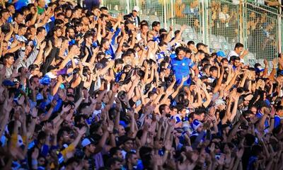 تجمع هواداران استقلال مقابل باشگاه؛ شعار نویسی آبی‌ها علیه خطیر و سمیعی + عکس