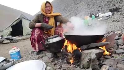 پخت نان سنتی روی ساج و خوراک مرغ به روش بانوی عشایر (فیلم)