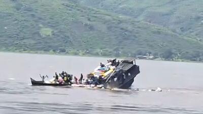ویدیوها. حادثه در رودخانه کنگو؛ لحظه غرق شدن لنج مملو از مسافر و بار؛ ده‌ها نفر جان باختند