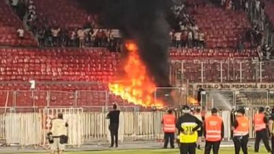 (ویدئو) تماشاگران سکو‌های یک استادیوم را آتش زدند