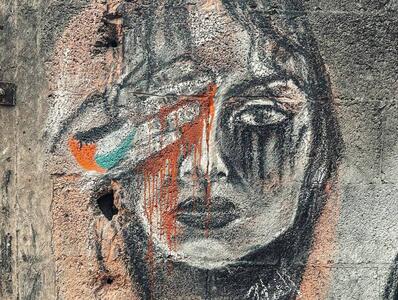 عکس/ کار هنری دختر فلسطینی روی دیوار شکسته