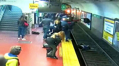 مرگ یک زن و مرد در برخورد با قطار مترو / مرد زن را گرفت و جلوی قطار پرید