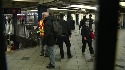  لحظه هولناک مرگ آدم‌ربا و گروگان زن در ایستگاه مترو زیر چرخ‌های قطار! | رویداد24