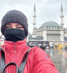 عکس/ نفیسه روشن با حجابی خاص در استانبول | اقتصاد24