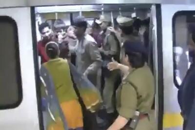 کتک زدن مردان در مترو به دلیل حضور در واگن بانوان (فیلم)