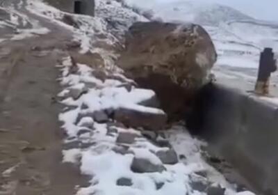 سقوط عجیب سنگ بزرگ در روستای دهبکر مهاباد (فیلم)