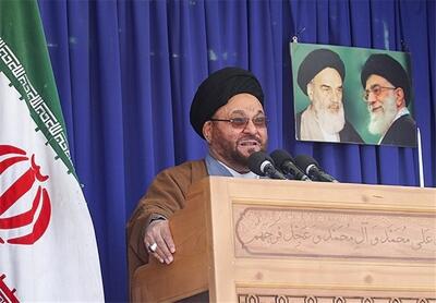 امام جمعه اصفهان: پرچم انقلاب اسلامی آمریکا را ذلیل کرده/زمانی که به قله رسیدیم مشکلات مردم برطرف خواهد شد