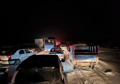 تداوم بارش برف در کردستان و گرفتاری خودروها در محورهای مواصلاتی - تسنیم