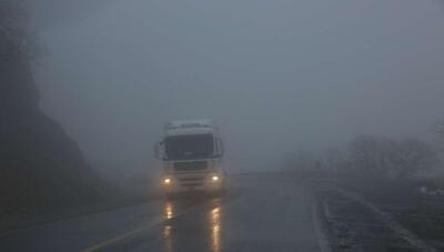 مه غلیظ در همدان وسعت دید رانندگان را به ۲۰ متر کاهش داد