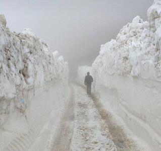تصویری از ارتفاع برف در جاده روستای بالان کلیبر، آذربایجان شرقی
