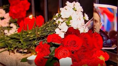ویدیوها. شمع و گل به یاد الکسی ناوالنی در اروپا؛ روس‌تباران نام سرسخت‌ترین منتقد پوتین را فریاد زدند