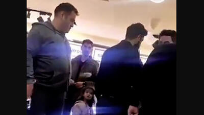 فیلم لحظه هجوم مردم به دفتر موبایل موسوی