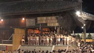 ویدیوها. آخرین دور جشنواره هزارساله «مردان برهنه» ژاپن؛ دیگر دود از کنده بلند نمی‌شود
