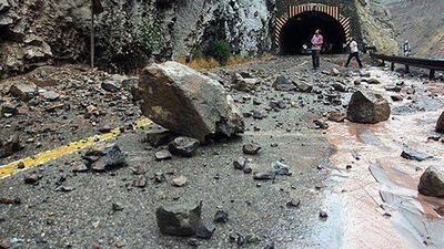 ریزش سنگ راه ۵ روستای مرزن‌آباد چالوس بست + جزییات