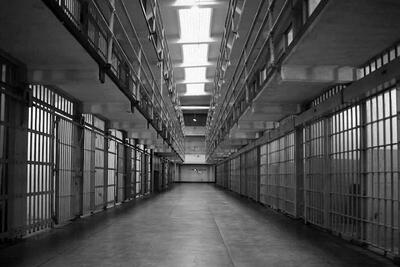 بررسی وضعیت انتقال زندان ها به خارج از شهر