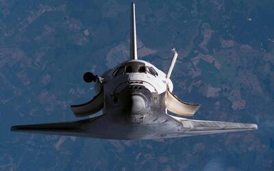 تصاویری از فرود تماشایی و نوستالژیک شاتل فضایی بر روی باند فرودگاه (فیلم)