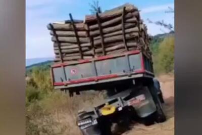تعادل عجیب کامیون در هنگام حمل بار (فیلم)
