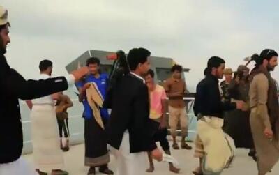 ببینید/ رقص و پایکوبی یمنی‌ها بر روی کشتی توقیف شده در ساحل یمن!