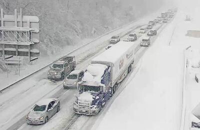 ببینید/ لغزش کامیون در برف سنگین