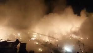 لحظه آتش سوزی وحشتناک در محله فقرای دهلی + فیلم | حجم آتش را ببینید