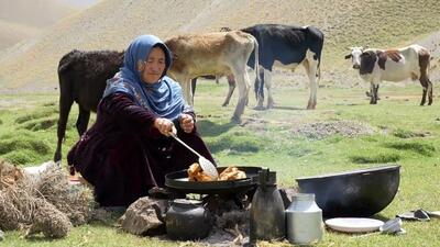 پخت دو مرغ کامل و نان محلی در دشت توسط یک بانوی عشایر افغان (فیلم)