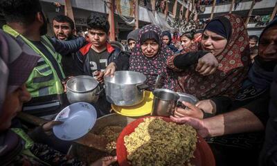 صف عدسی برای صدها گرسنه (+ عکس) /  قحطی غذا در غزه