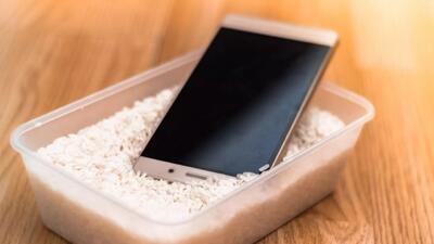 اگر موبایل‌ به آب افتاد آن را داخل برنج بگذاریم یا نه؟ اپل بالاخره پاسخ داد