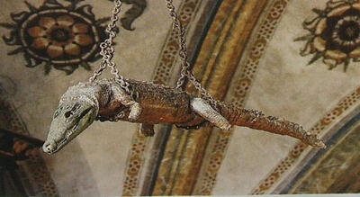 اسرار ۵۰۰ ساله موجود شیطانی در کلیسای ایتالیایی | چرا این حیوان در سقف غل و زنجیر شده؟