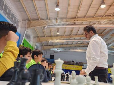 رقابت همزمان استاد بزرگ ایرانى با صد شطرنج باز!