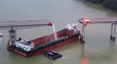 فیلم| برخورد کشتی غول‌پیکر به پلی در چین؛ ۵ نفر کشته شدند
