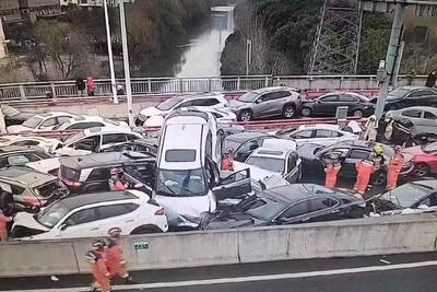 تصادف زنجیره‌ای بیش از ۱۰۰ خودرو در چین + فیلم