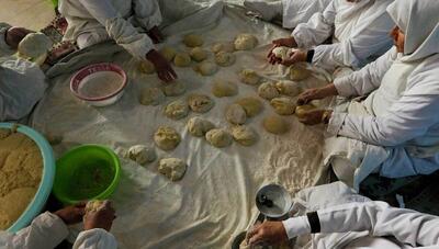 پخت ۱۴ هزار نان توسط بانوان دیار حاج قاسم در مسجد جمکران (عکس)