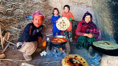 نحوه پخت نان ساجی و املت زغالی به روش دیدنی یک زوج جوان غارنشین افغان (فیلم)