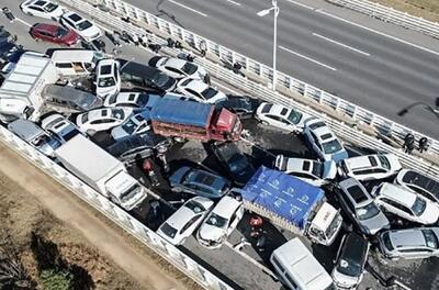 تصادف زنجیره‌ای بیش از ۱۰۰ خودرو در شرق چین (فیلم)