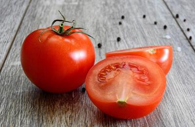 یک روش جالب برای نصف کردن گوجه با ۲ تا نعلبکی (فیلم)