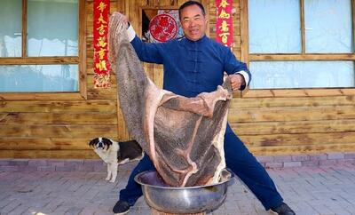 فرآیند پاک کردن و پخت سیرابی بزرگ توسط یک زوج روستایی چینی (فیلم)