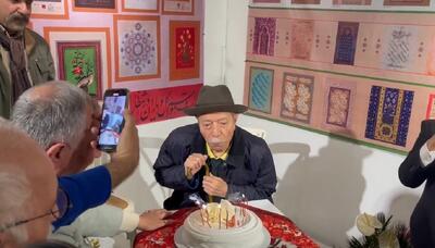 فیلم| جشن تولد ۹۰ سالگی علی نصیریان